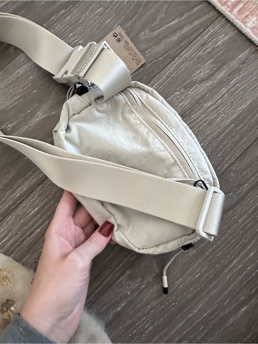 Nike Aura Crossbody Bag (2L) NWT IN LIGHT BONE AND BLACK - Picture 8 of 9